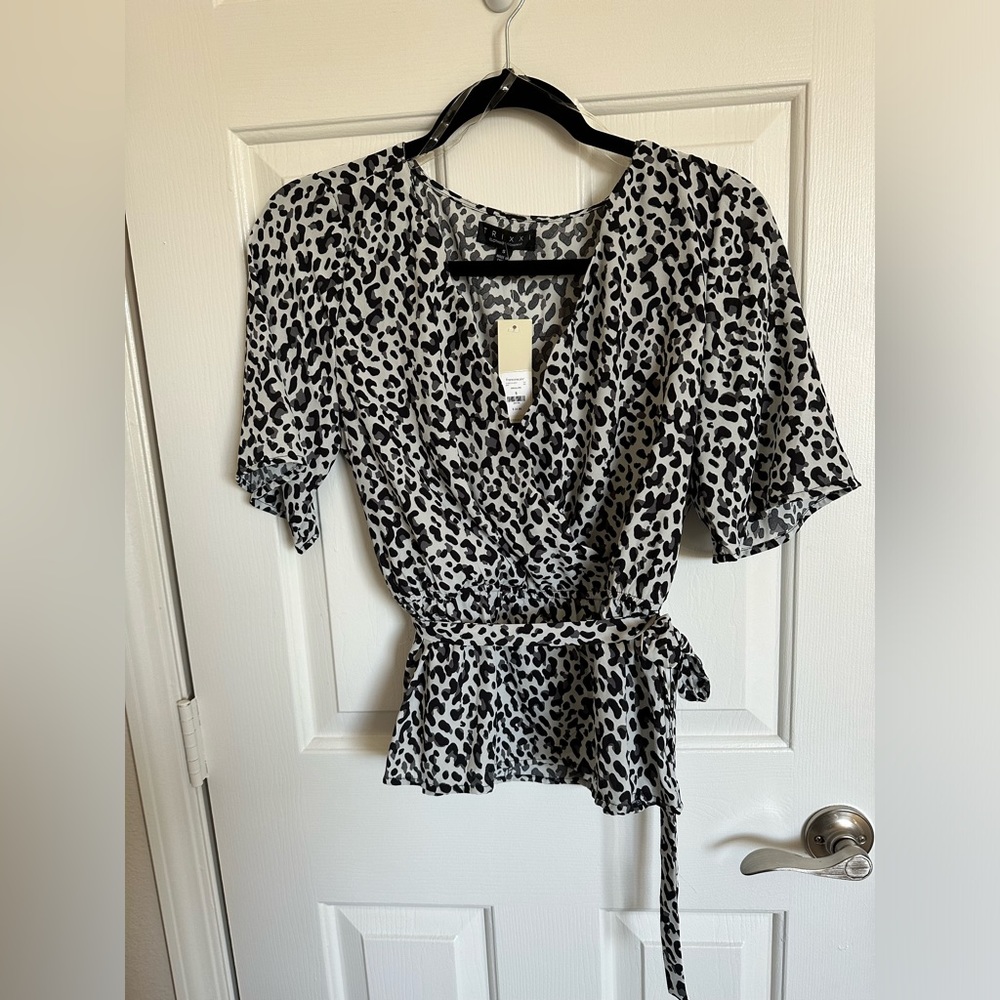 Francesca’s Animal Print V Scrunch Waist Short Sleeve Blouse - Size Small